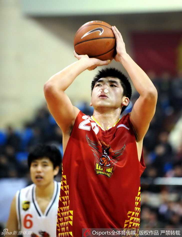 陶汉林在防守端展现强大威慑力，高高跃起送给对手一记结实的封盖，直接将球扇出界外，守护着球队的禁区。