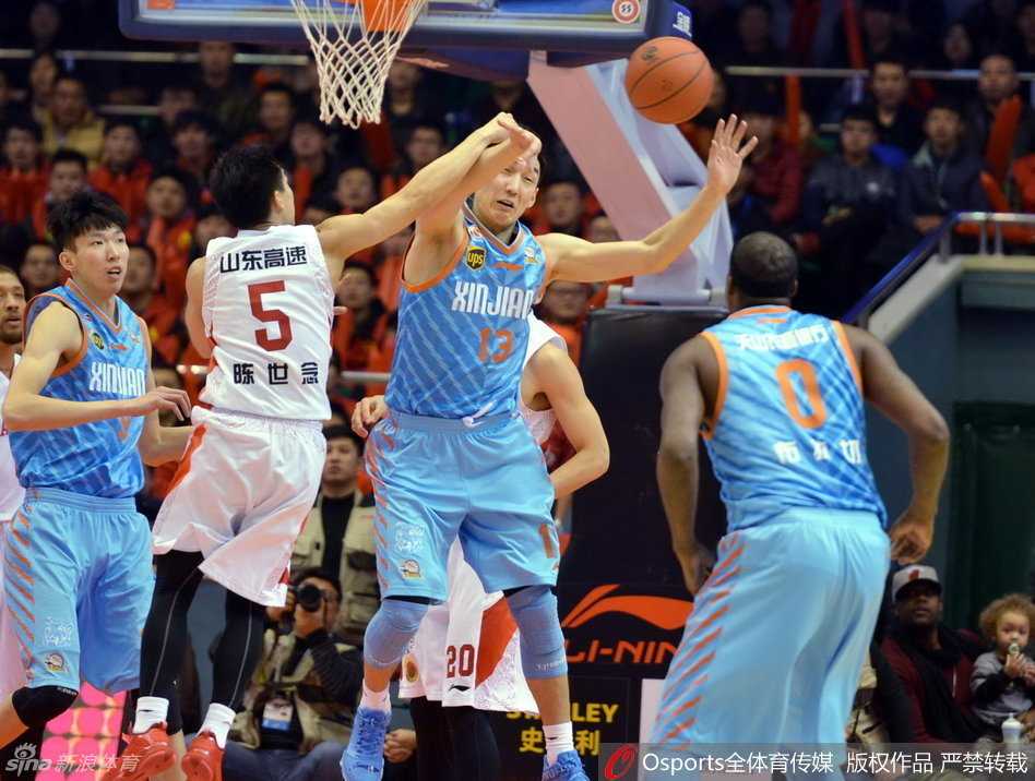 宿敌之争经典回眸 鲁疆大战那些激情燃烧的瞬间 布莱切用敦实的身躯卡住防守位置,在篮下对抗中展现出万花筒般的进攻技巧,强行将球放入篮筐