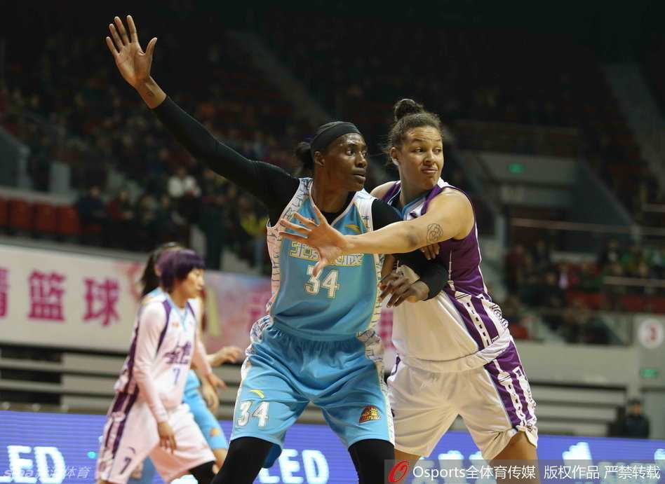 坎贝奇肆虐内线，他以万夫不当之勇强行挤开防守，在三人合围之下依然完成暴扣，势不可挡。