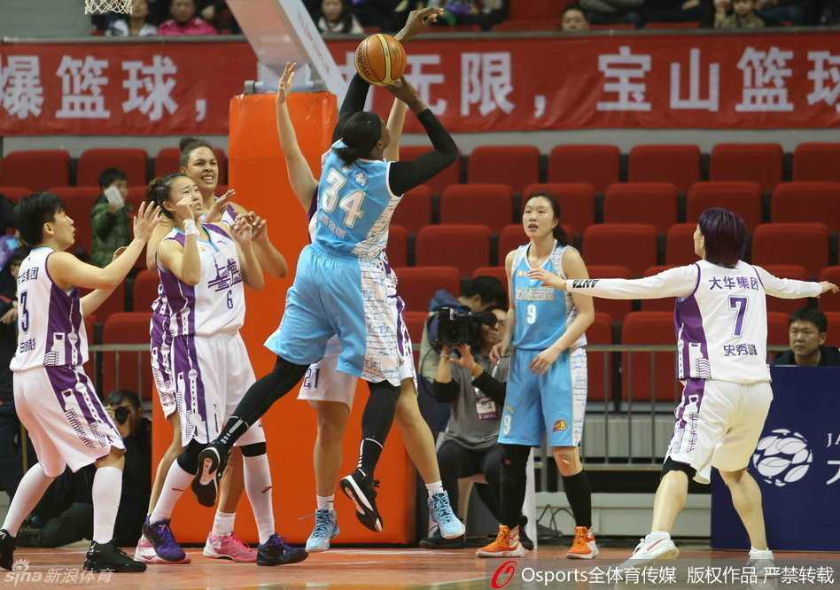 篮下巨兽的终极博弈，福尔斯张开双臂如群山般横亘在坎贝奇面前，用钢铁般的躯干铸成禁飞区。