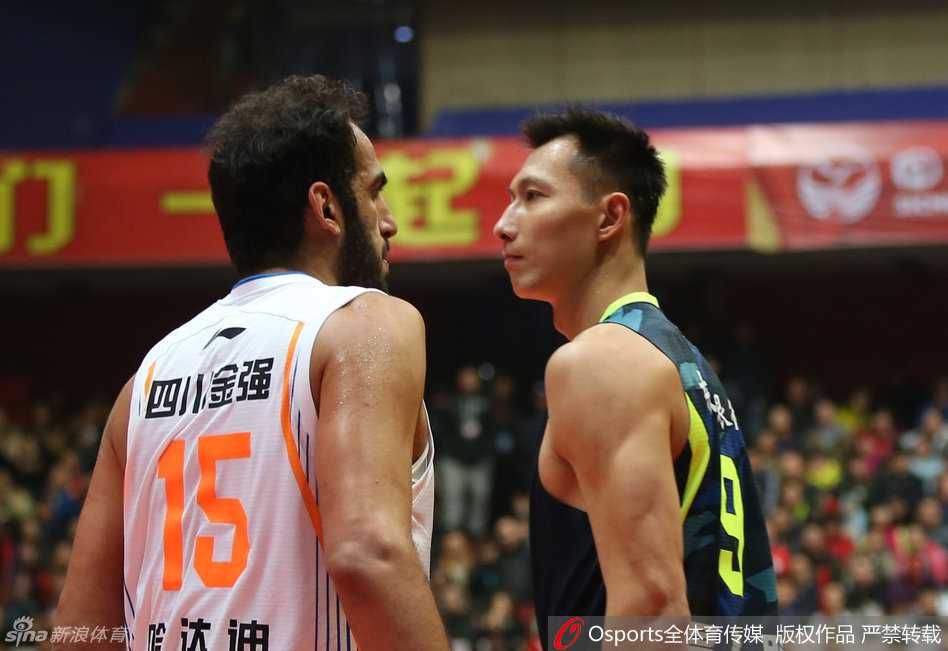 在教练和队友的持续沟通下，两人的情绪才逐渐平复。他们隔着人群，用手指着对方，进行着最后的言语交锋，仿佛在为这次冲突画上一个暂时的句号，也为下一次对决埋下伏笔。