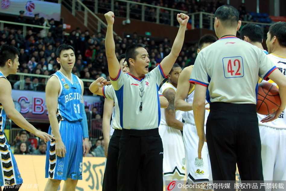 宿敌之战:翟晓川与林志杰赛场肉搏,帕戈压哨绝杀掀翻首钢 终场哨响,帕戈被疯狂的队友们团团围住,他扬天长啸,享受着绝杀英雄的荣耀,而在他身后,是北京队员们落寞离场的背影。