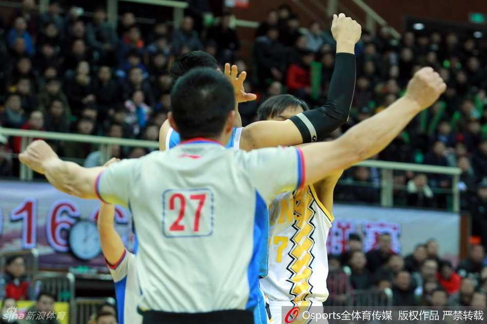 宿敌之战:翟晓川与林志杰赛场肉搏,帕戈压哨绝杀掀翻首钢 林志杰在多名北京球员的围堵中依然毫无惧色,他用力挣脱束缚,手臂肌肉线条分明,仿佛一头发怒的野兽,誓要捍卫主场尊严。