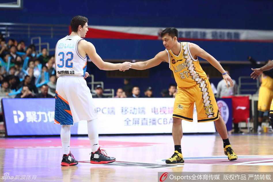 宿敌对决与激情碰撞:回顾CBA那些经典战役 上海与广厦的两位领军人物在赛后握手致意,虽然场上拼尽全力,但场下英雄相惜,尽显大将风范