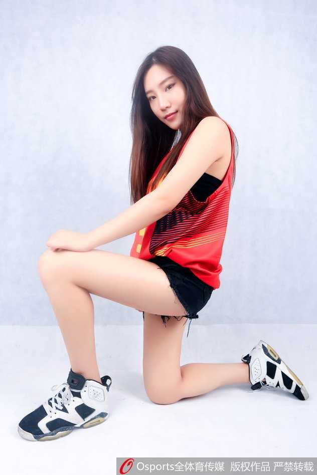 富邦篮球宝贝清纯绽放 舞动青春助威中国男篮奥运征程 宝贝们换上亮眼的金色小礼服,在暖色调的灯光下更显光彩照人,她们站成一排,对着镜头露出自信而优雅的微笑。