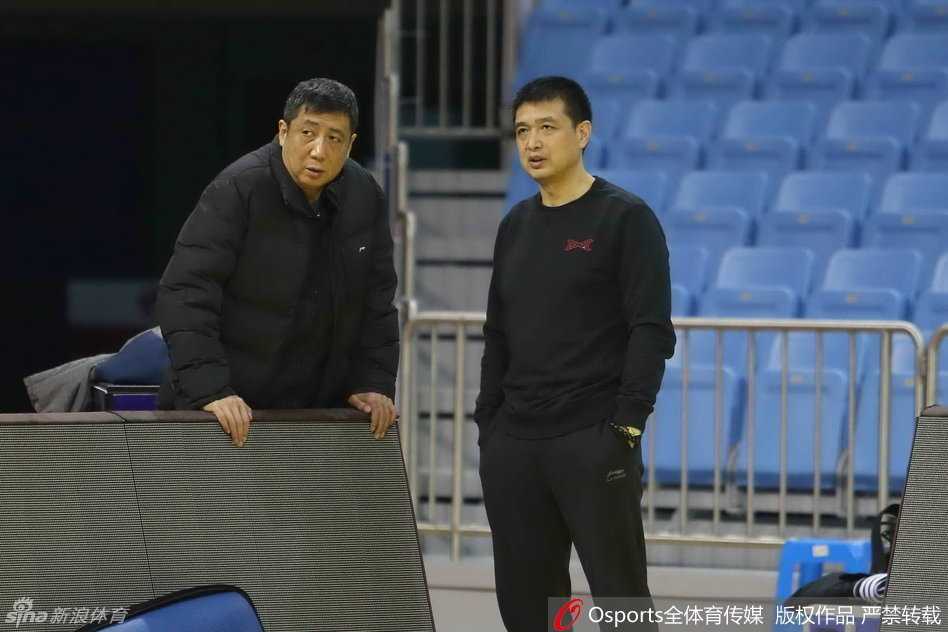 训练结束后，马布里神情严肃地握紧双拳，面对围拢过来的队友大声呼喊，提醒大家保持专注，在这寒冷的冬日客场，他的斗志依然如火般炽热。