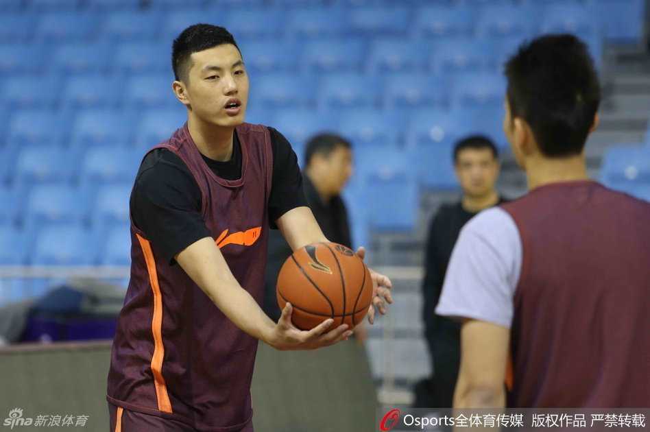 闵鹿蕾双手插兜站在场边，目光深邃地注视着球场上的每一个细节，寒冷的天气与球队的困境让他紧锁眉头，脑海中不断盘算着接下来的战术变化。