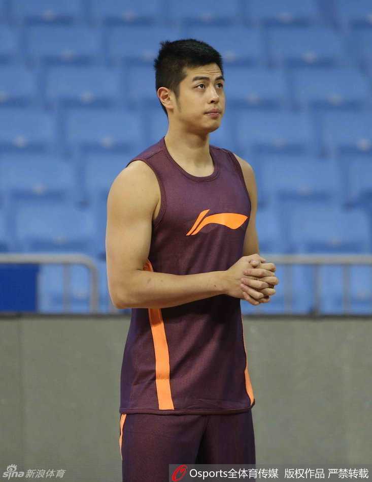 训练间隙，马布里用力搓着双手哈气取暖，还不忘回头招呼身后的队友赶快围拢过来，在这阴冷的客场球馆里，他就像一团火，点燃着全队的斗志。