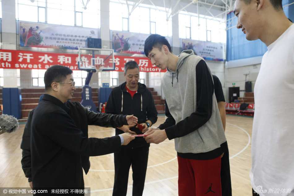 在明亮的训练场馆里，自治区领导将满载着全疆人民期望的慰问红包亲手递到女篮姑娘们手中，姑娘们的笑容如天山雪莲般纯净灿烂