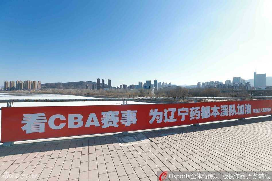 寒冬里的篮球火:本溪主场静候总决赛盛事 售票处的公告牌上清晰地标注着各档球票的价格,从学生票到VIP票,数字背后是不同年龄、不同职业的球迷们对篮球共同的热爱与支持