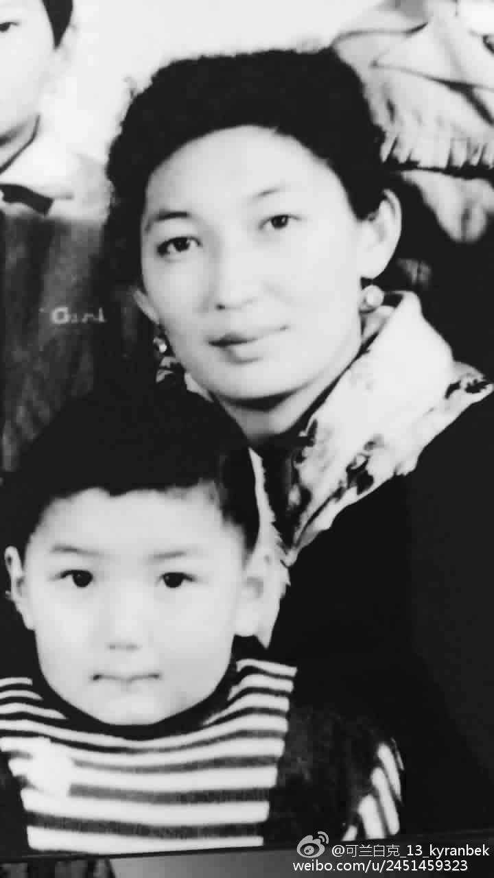 童年时期的睢冉，眉清目秀，活脱脱一个文艺少年。他穿着整洁的服装，眼神清澈，与后来在赛场上留着络腮胡、满身纹身的硬汉形象形成了巨大反差，让人惊叹岁月这把“杀猪刀”的神奇。