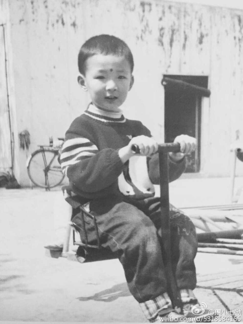 童年李根摆出一个搞怪的姿势，脸蛋圆嘟嘟的像个年画娃娃，眉眼间透着一股调皮劲儿。虽然身体还没有后来那般强壮，但那股子“焦作勒布朗”的霸气似乎已在他小小的心灵里生根发芽。