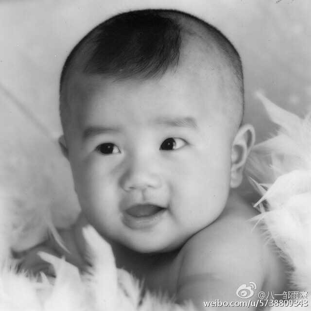 可兰白克儿时的照片中，他依偎在母亲身边，两人五官惊人地相似，仿佛是复制粘贴一般。小小的可兰戴着柯南式的黑框眼镜，乖巧可爱，宛如一个安静的学霸。