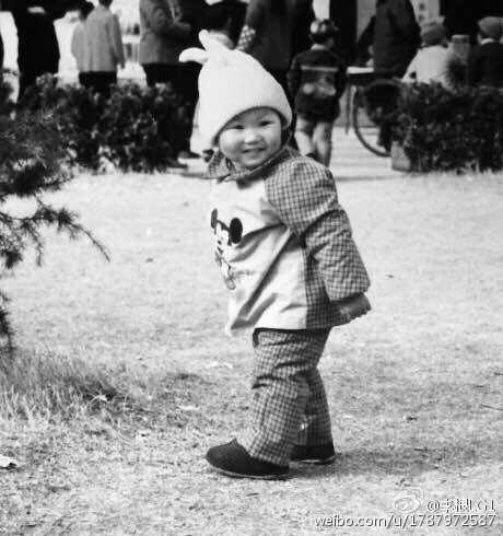 少年易建联身披一件宽大的球衣，在简陋的室外球场边露出一口白牙，笑得阳光灿烂。他那时的四肢已经显得异常修长，仿佛天生就是为篮球而生的“排骨飞人”雏形。