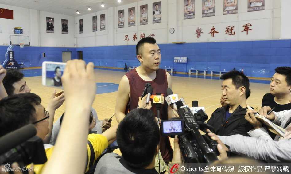 队友们围着蛋糕准备给韩德君惊喜，有人眼神狡黠准备动手，有人拿出手机记录这欢乐的‘蛋糕袭脸’前奏