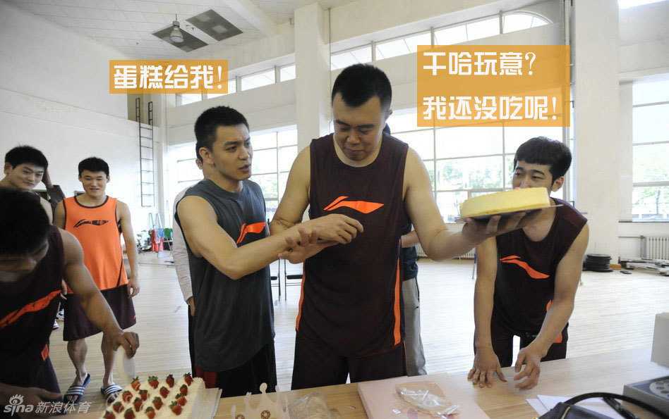 辽宁队主教练郭士强在训练场边神情专注，嘴角带着一丝不易察觉的微笑，仿佛早已知道爱将续约的好消息