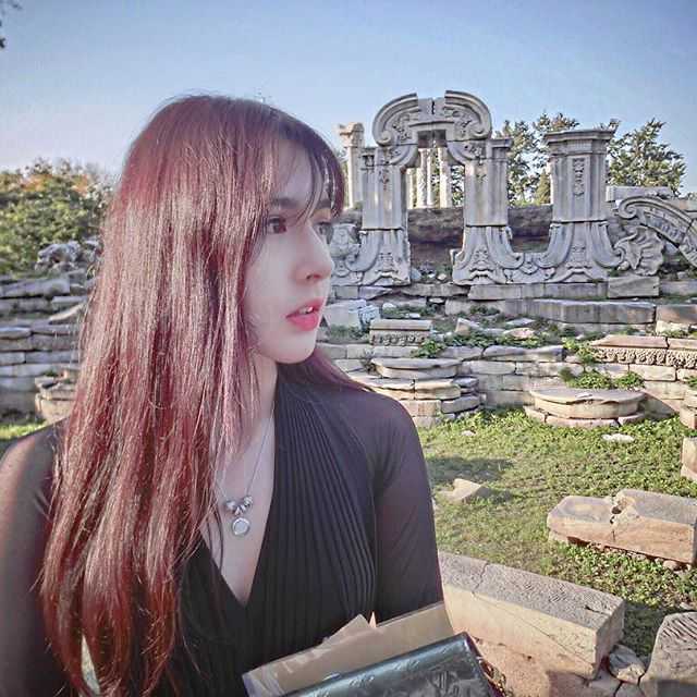 将门之后:阿的江女儿阿迪娜的清纯岁月与排球情缘 这张抓拍定格了阿迪娜的纯真瞬间,她身穿白色外套,五官精致立体,笑起来眼睛弯成月牙,既有少女的羞涩又有新疆姑娘特有的灵动秀美。