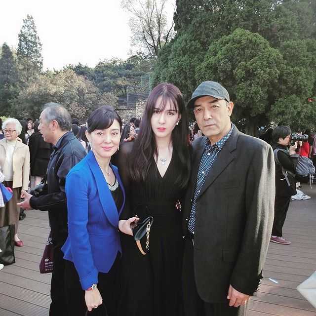 将门之后:阿的江女儿阿迪娜的清纯岁月与排球情缘 儿时的阿迪娜像个小公主,扎着可爱的发饰坐在看台上,眼神清澈,脸蛋肉嘟嘟的,萌态可掬地看着爸爸的球队比赛。