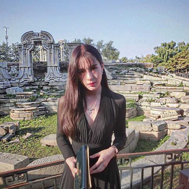 将门之后:阿的江女儿阿迪娜的清纯岁月与排球情缘 阿迪娜身披7号战袍在排球场上专注比赛,扎着利落的丸子头,眼神坚毅地注视着前方,白皙的皮肤在灯光下更显清纯,是赛场上一道靓丽的风景线。