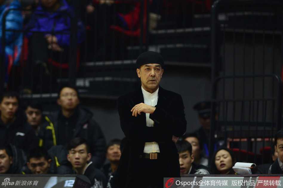 小诸葛巧布阵难阻八一内线顽抗,飞虎众将攻坚显英雄本色 新疆队李根在八一队许钟豪和付豪的合力围堵下,身体完全失去平衡,依然咬牙将球抛向篮筐。