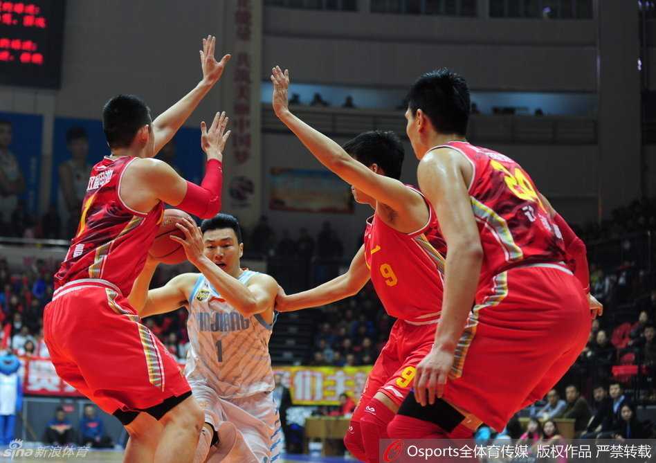 小诸葛巧布阵难阻八一内线顽抗,飞虎众将攻坚显英雄本色 八一队曹岩眼神坚毅,半蹲着身子张开双臂,用胸膛死死顶住试图背身单打的新疆队李根。