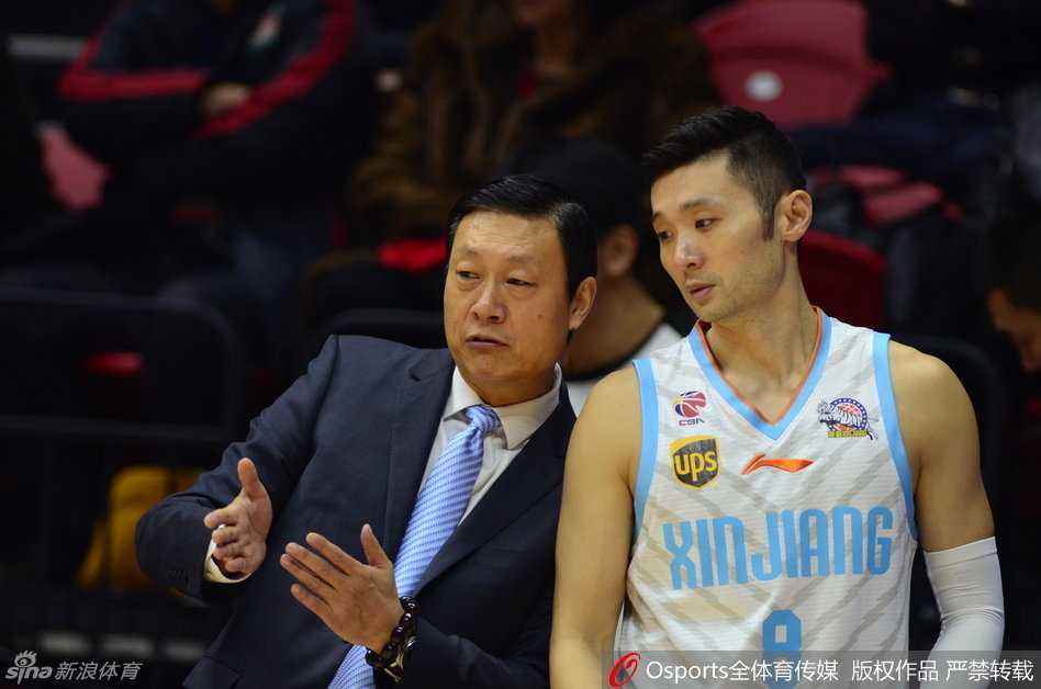 小诸葛巧布阵难阻八一内线顽抗,飞虎众将攻坚显英雄本色 新疆队主帅阿的江在场边眉头紧锁,右手握拳用力挥下,正大声向场内球员传达最新的进攻战术。