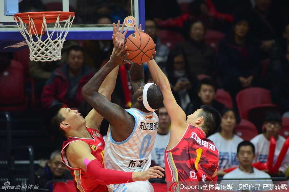 小诸葛巧布阵难阻八一内线顽抗,飞虎众将攻坚显英雄本色 新疆女篮主帅展淑萍目不转睛地关注着比赛,她的视线焦点正是场上作为八一队内线脊梁的儿子付豪。