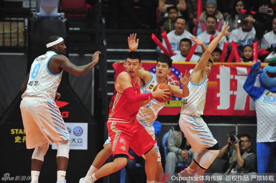 小诸葛巧布阵难阻八一内线顽抗,飞虎众将攻坚显英雄本色 新疆队俞长栋在八一队员的拉拽干扰下,依然在空中保持平衡,顽强地将球挑向篮板。