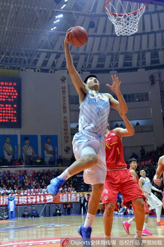 小诸葛巧布阵难阻八一内线顽抗,飞虎众将攻坚显英雄本色 新疆队外援布莱切利用敦实的身躯在八一队内线背身强打,他侧身观察队友走位,随时准备进攻或分球。