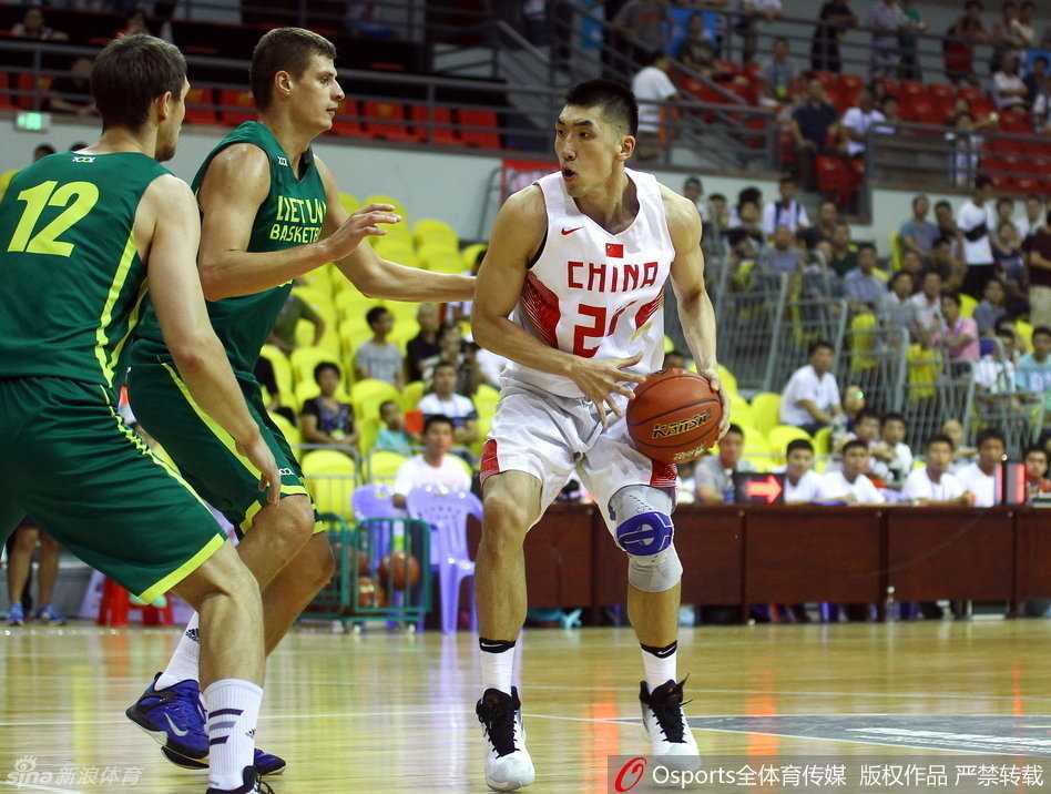 小鲨鱼硬凿禁区方硕穿针引线 国奥三军用命险胜立陶宛 小鲨鱼陶汉林在禁区边缘用敦实的身体卡住对手,目光如炬地观察着队友的跑位,随时准备将球传给出现机会的同伴。