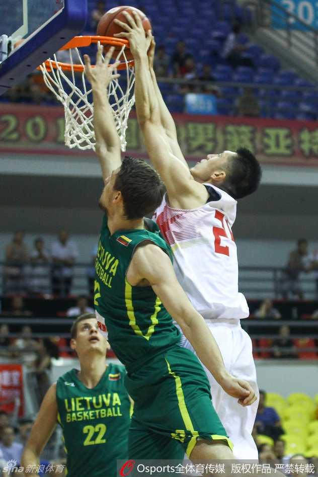 小鲨鱼硬凿禁区方硕穿针引线 国奥三军用命险胜立陶宛 北京后卫方硕在三分线外运球组织进攻,他眼神犀利地观察着前场队友的跑位,手势示意战术跑动,场上五人宛如一台精密的机器。