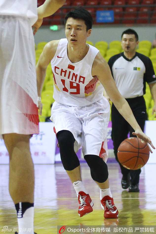 小鲨鱼硬凿禁区方硕穿针引线 国奥三军用命险胜立陶宛 在一次成功的防守后,陶汉林与队友击掌相庆,汗水浸湿了他的球衣,脸上露出坚毅而充满斗志的神情。