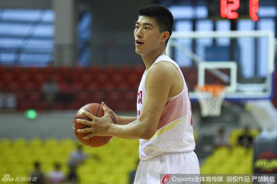 小鲨鱼硬凿禁区方硕穿针引线 国奥三军用命险胜立陶宛 山东悍将陶汉林在对方长臂干扰下强行起跳投篮,皮球即将离开指尖,对手的封盖虽迟但到,整个画面充满了肌肉碰撞的张力。