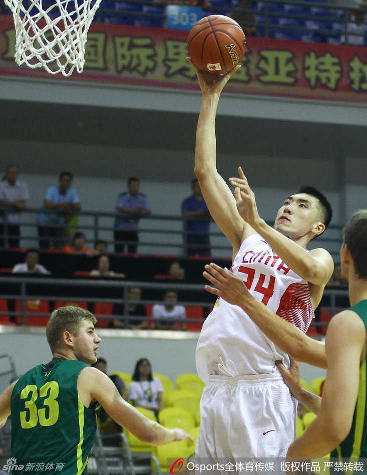 小鲨鱼硬凿禁区方硕穿针引线 国奥三军用命险胜立陶宛 方硕运球推进到前场,目光坚定地观察着队友和防守者的站位,准备发动决定比赛走向的关键一攻。