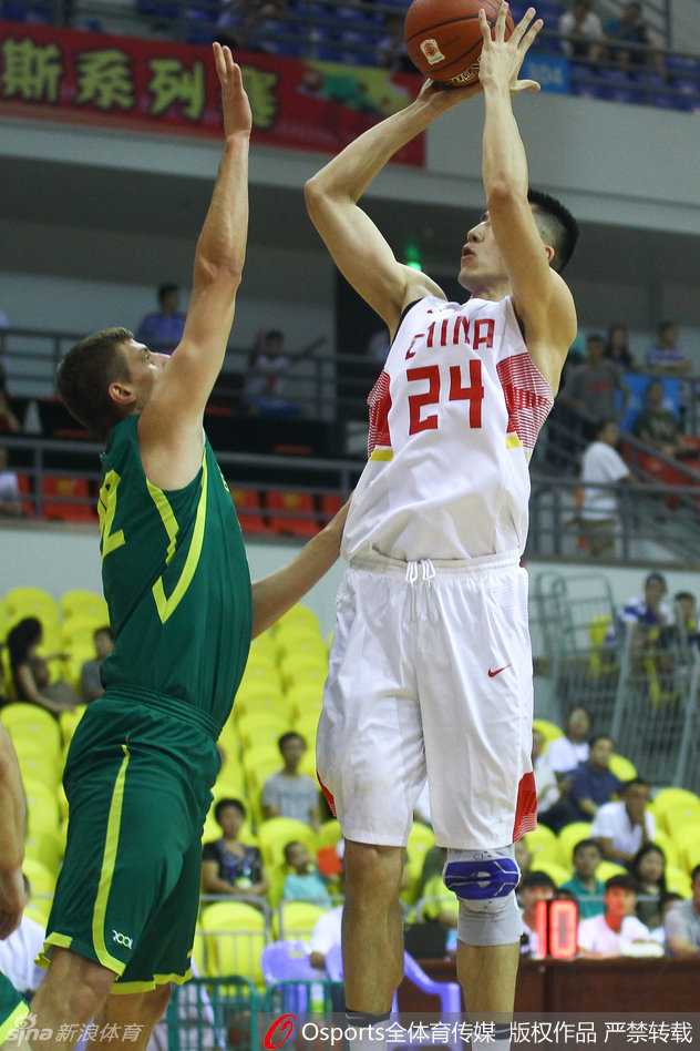 小鲨鱼硬凿禁区方硕穿针引线 国奥三军用命险胜立陶宛 陶汉林接队友传球后,面对防守人强行起跳上篮,他利用强壮的身体在空中保持平衡,对手只能望球兴叹。