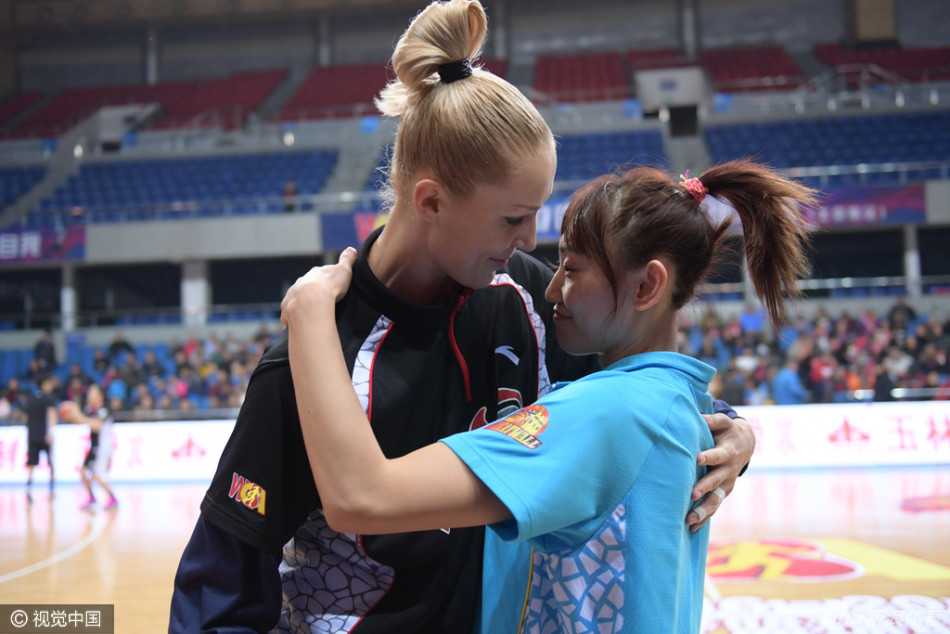 误会烟消云散，史秀峰和叶莲娜紧紧拥抱在一起，这一刻的温情超越了篮球比赛的胜负。