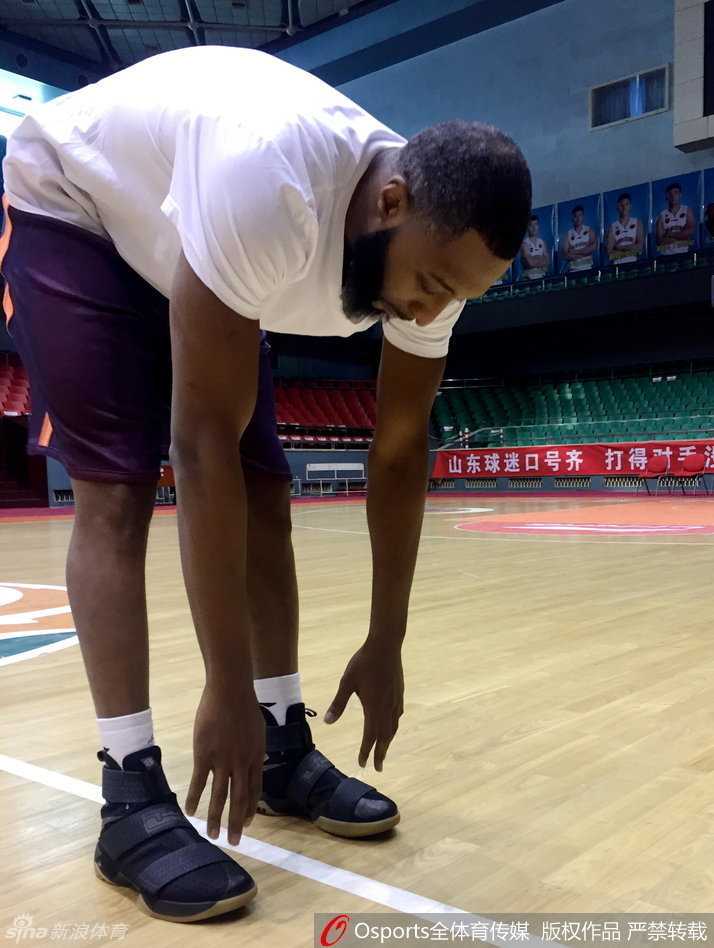 山东新援普莱斯火线驰援,战旧主首秀演绎“天意”对决 助理教练在场边对普莱斯进行战术指导,普莱斯认真倾听并不时点头,加速消化球队的攻防体系