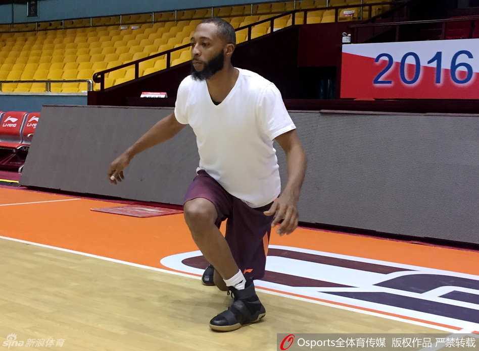 山东新援普莱斯火线驰援,战旧主首秀演绎“天意”对决 普莱斯在训练对抗中高高跃起传球,面带笑容显得游刃有余,快速融入球队的氛围让他心情愉悦