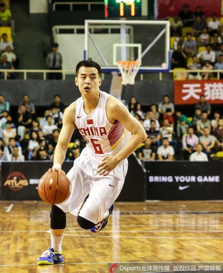 比赛开始前，国奥队全体成员肩并肩站在一起进行赛前合影，记录下这次出征的珍贵瞬间。