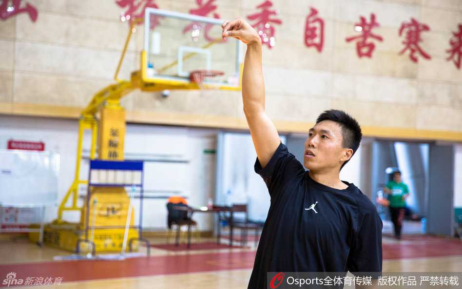 训练结束后，几名队员围在一起击掌鼓劲，他们的脸上挂着汗水，但笑容灿烂，团结一心的氛围感染人心。