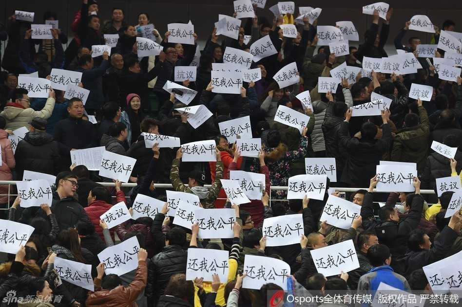 山西球迷满屏“还我公平”,只为心中那位被禁赛的猛龙队长 太原滨河体育馆内灯火通明,看台上几乎座无虚席,一面面白色的横幅在看台上显得格外扎眼,球迷们用最直接的方式,表达着对偶像的支持与对篮协判罚的无声抗议。