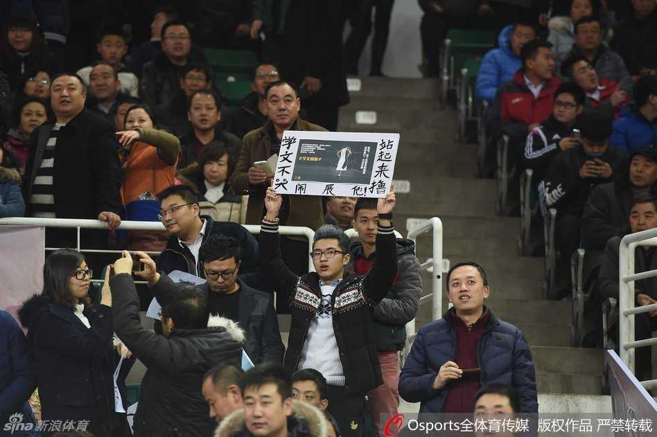 山西球迷满屏“还我公平”,只为心中那位被禁赛的猛龙队长 在球迷山呼海啸的助威声中,山西队外援如同出膛的炮弹一般突破上篮,虽然核心队长被禁赛,但球队的斗志反而被球迷的标语彻底激发。