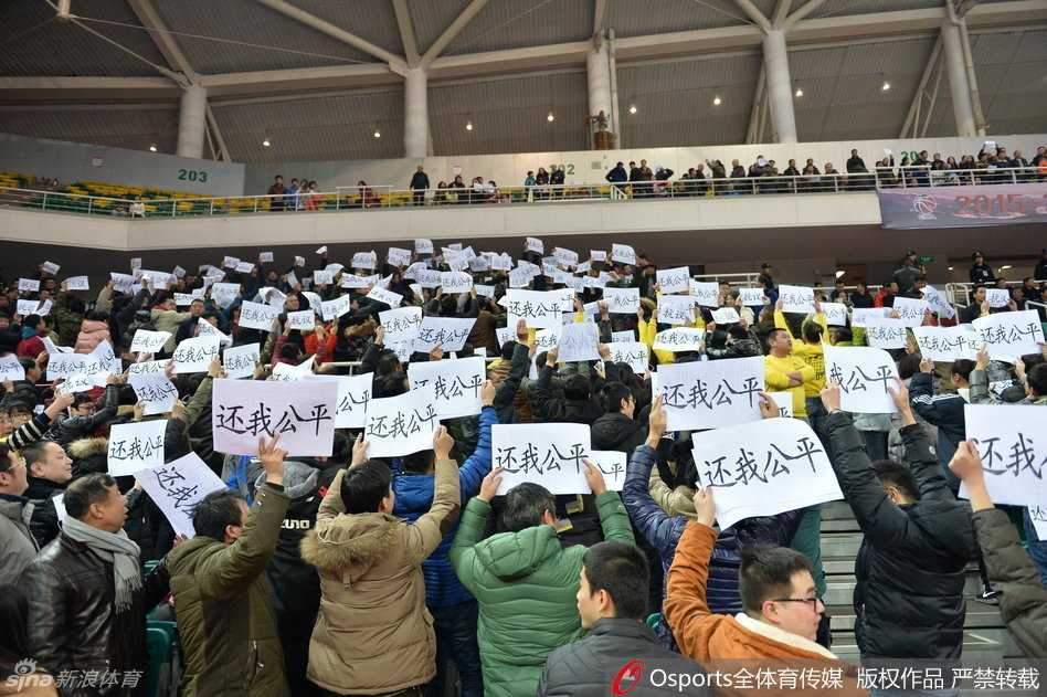 山西球迷满屏“还我公平”,只为心中那位被禁赛的猛龙队长 镜头拉近,一位戴着眼镜的年轻男球迷双手高高举起一张A4纸,上面用黑色记号笔手写着“还我公平”四个大字,这四个字虽然简陋,却力透纸背,喊出了全场球迷的心声。