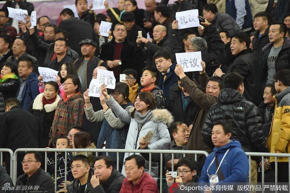 山西球迷满屏“还我公平”,只为心中那位被禁赛的猛龙队长 身穿白色战袍的山西队球员们在场上奋力拼搏,但看台上那道由标语组成的白色飘带始终挥之不去,仿佛在告诉场上的队员:你们不是在孤军奋战,身后是整座城市的怒吼。