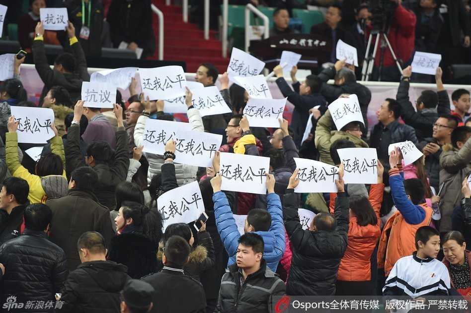 山西球迷满屏“还我公平”,只为心中那位被禁赛的猛龙队长 青岛队的球员在山西主场漫天的嘘声和标语包围下艰难组织进攻,客场作战的巨大心理压力在他们的肢体语言上显露无疑。