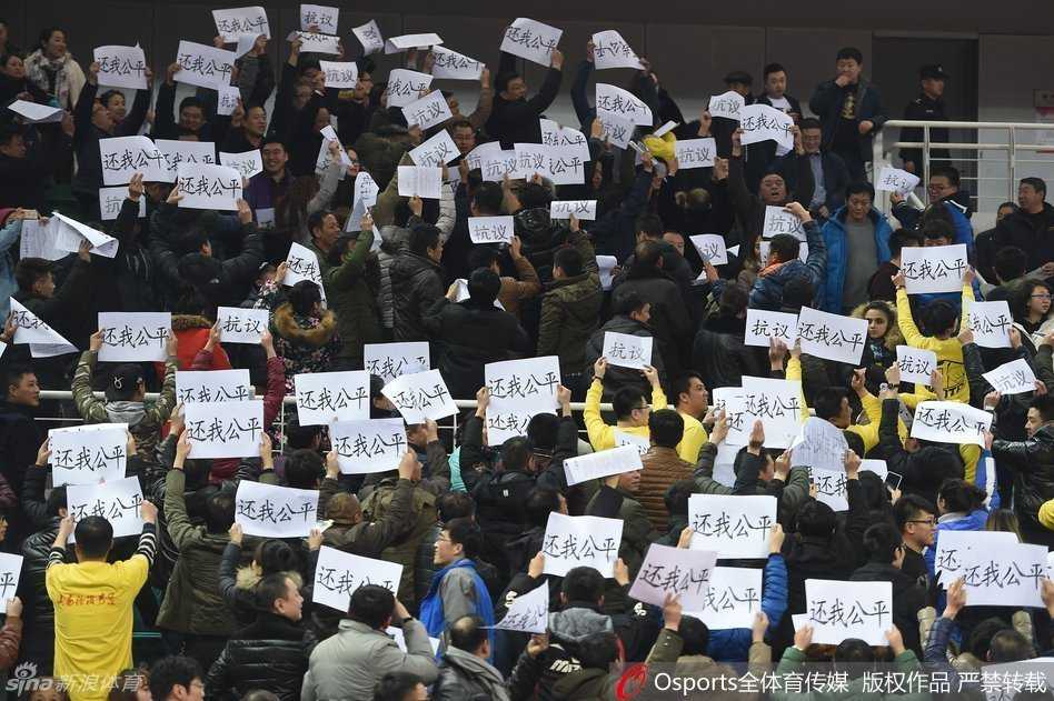 山西球迷满屏“还我公平”,只为心中那位被禁赛的猛龙队长 比赛尘埃落定,看台上的标语渐渐被收起,但那份对球队深沉的爱与对公平的渴望,依然随着退场的人流久久回荡在球馆上空,久久不散。