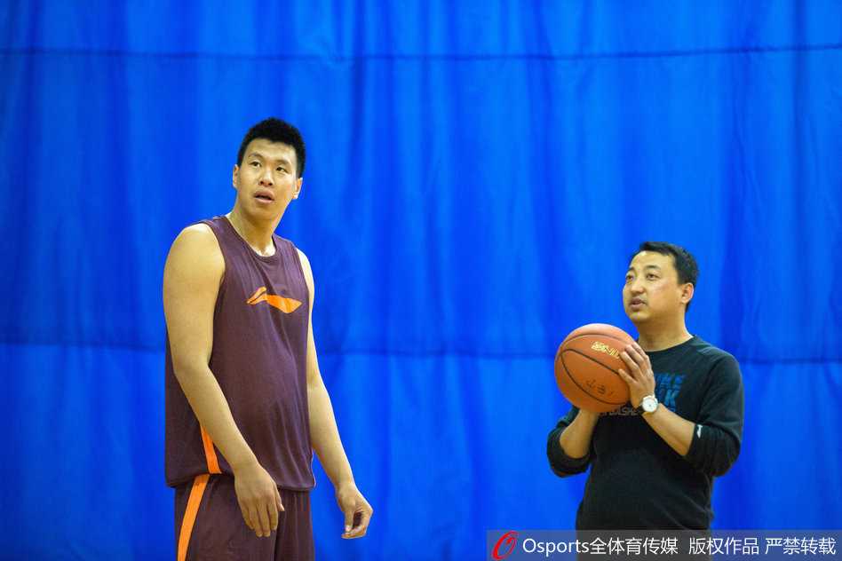 山西男篮春训集结剑指新赛季 众将挥汗如雨主帅许晋哲严抓细节 跑圈训练结束后,老将罗智正独自在场边进行深层的肌肉拉伸放松,他神情专注,用瑜伽带辅助缓解腿部肌肉的紧绷,体现了职业球员的自律。