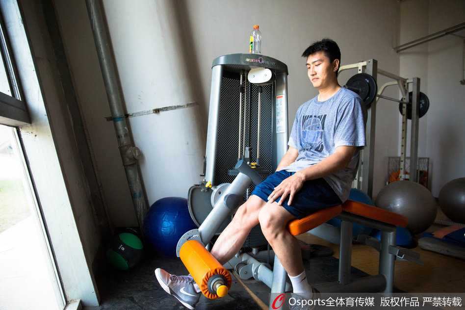 山西男篮春训集结剑指新赛季 众将挥汗如雨主帅许晋哲严抓细节 主教练许晋哲双手抱胸站在场边神情严肃地督战,他的目光如炬,紧盯着场上队员的每一个跑位和防守轮转,随时准备叫停进行战术指导。