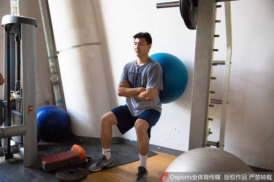 山西男篮春训集结剑指新赛季 众将挥汗如雨主帅许晋哲严抓细节 训练尾声,罗智在三分线内一步进行稳定的中距离跳投,他的姿势标准如教科书,篮球空心入网的声音清脆悦耳,显示出扎实的基本功。