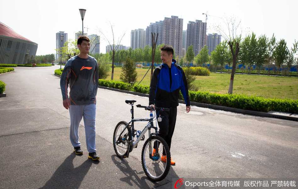 山西男篮春训集结剑指新赛季 众将挥汗如雨主帅许晋哲严抓细节 队长张学文在跑圈训练中展现出‘拼命三郎’的本色,尽管大汗淋漓浸湿了球衣,但他依然紧咬牙关,摆动双臂,步伐坚定地跑过镜头。